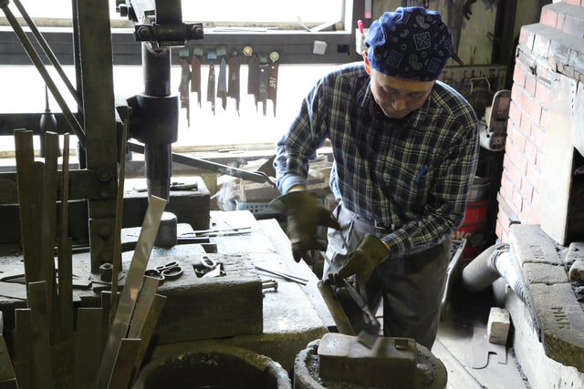 Shiro Kamo forging at his Echizen workshop, Takefu, October 2015