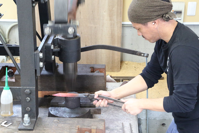 Yu Kurosaki working glowing steel under the power hammer, Takefu, October 2015.