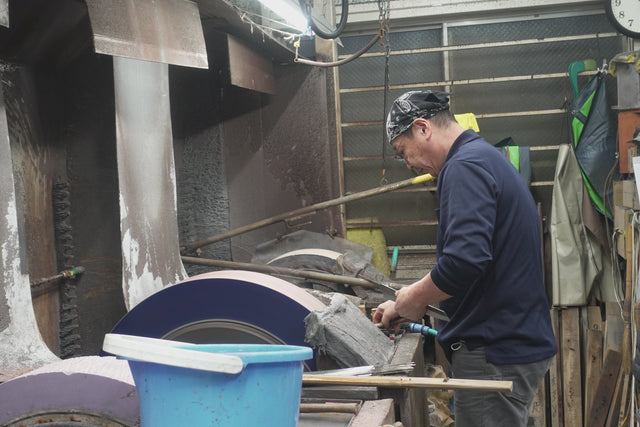 Mitsuo Yamatsuka at the belt grinder in his Sakai workshop, October 2019.