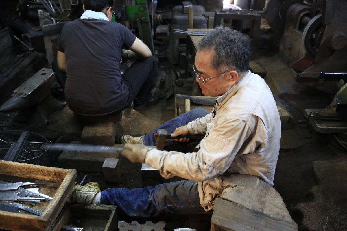 대장간에서의 토가시 켄지, 사카이, 2014년 7월.